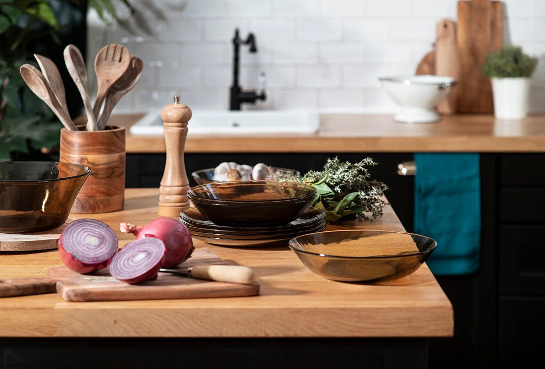 Lys Glass Dinnerware 18 Piece Set - Image 4